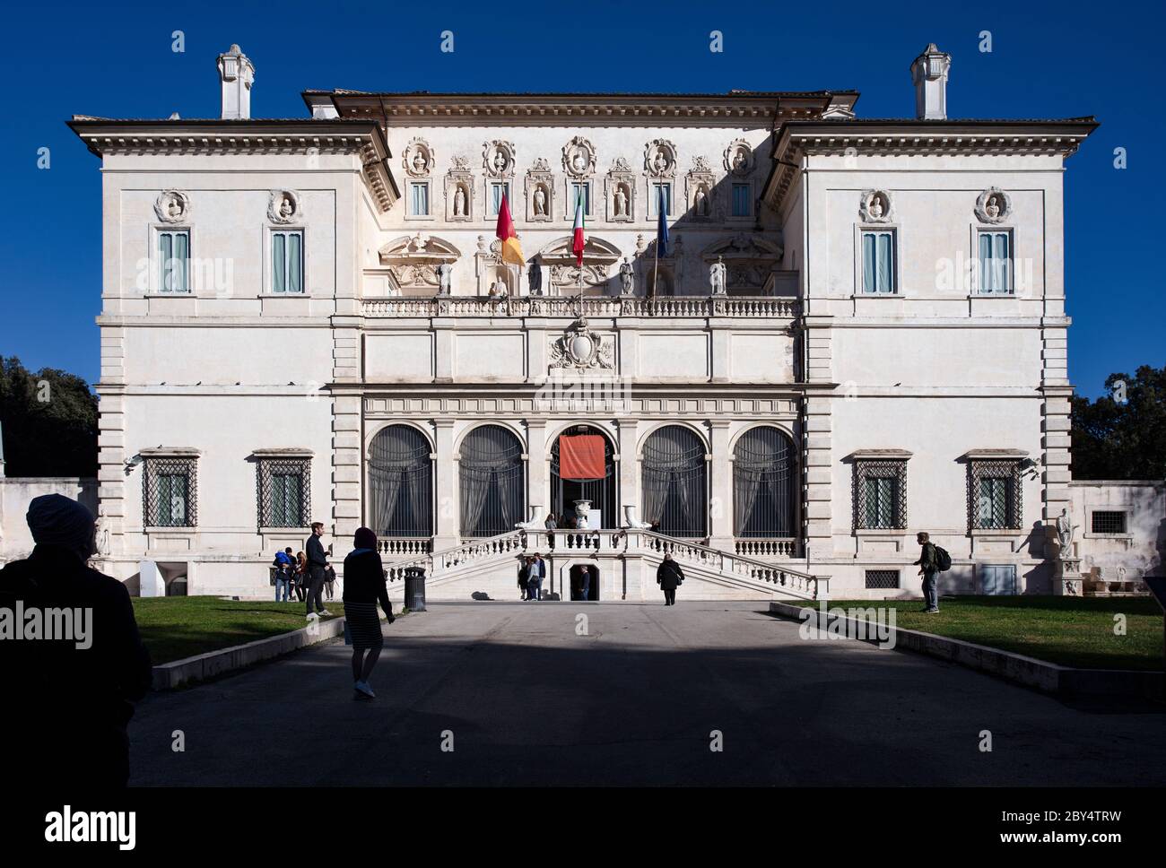 Die Fassade der Villa Borghese, ursprünglich die Vorstadtvilla von Scipione Borghese, heute die Galleria Borghese, in der sich eine Reihe berühmter Bernini-Statuen befinden Stockfoto