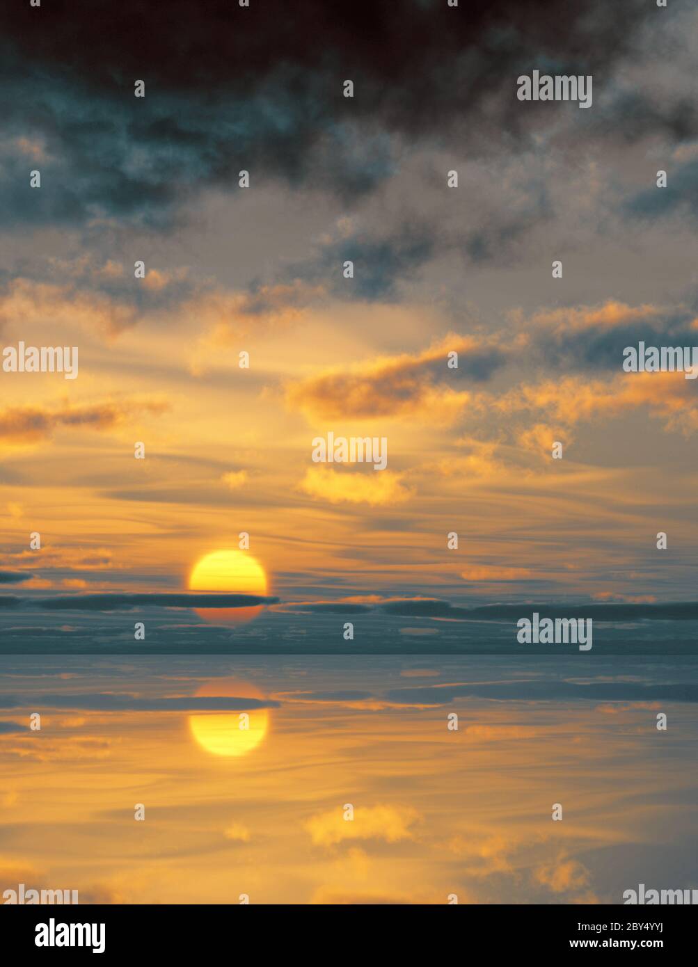 Sonnenuntergang auf einer Meereslandschaft Stockfoto