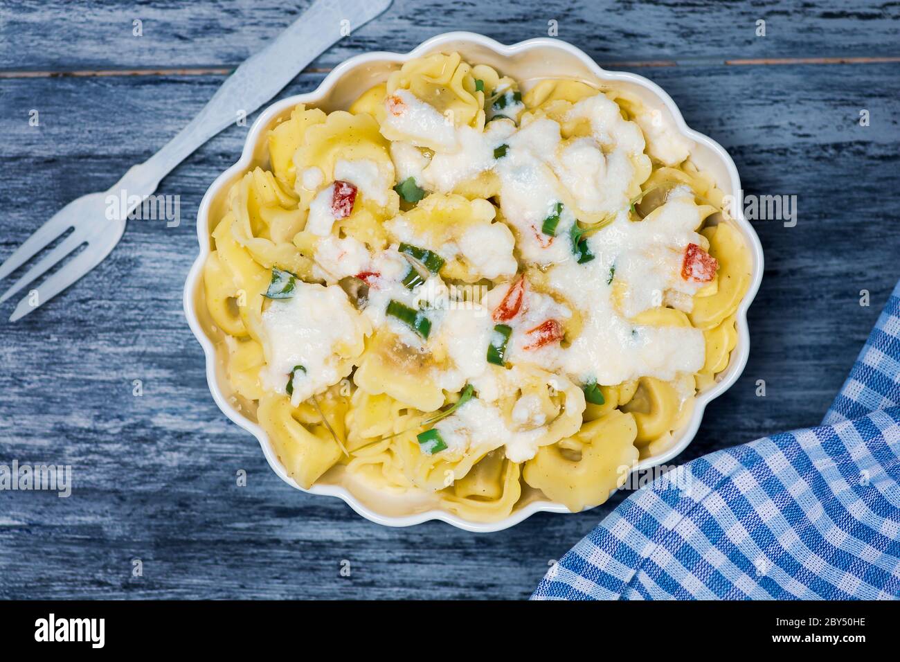 Tortellini Italienische gefüllte Pasta auf einem Teller mit Käse und Gemüse Stockfoto