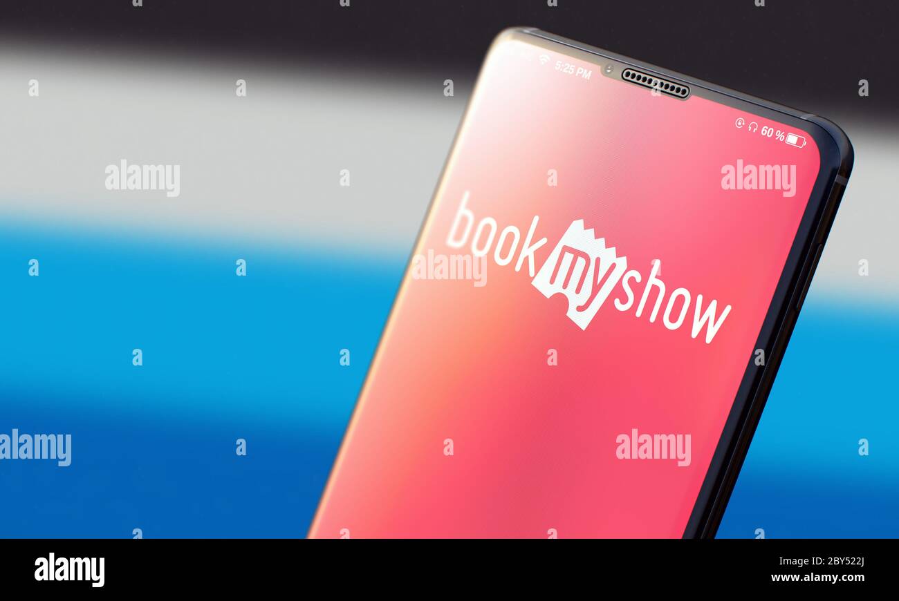 KIEW, UKRAINE-JUNI 2020: BOOKMYSHOW. Studio Shot von Smartphone mit Bookmyshow Mobile Anwendung auf verschwommener Rückseite. Stockfoto