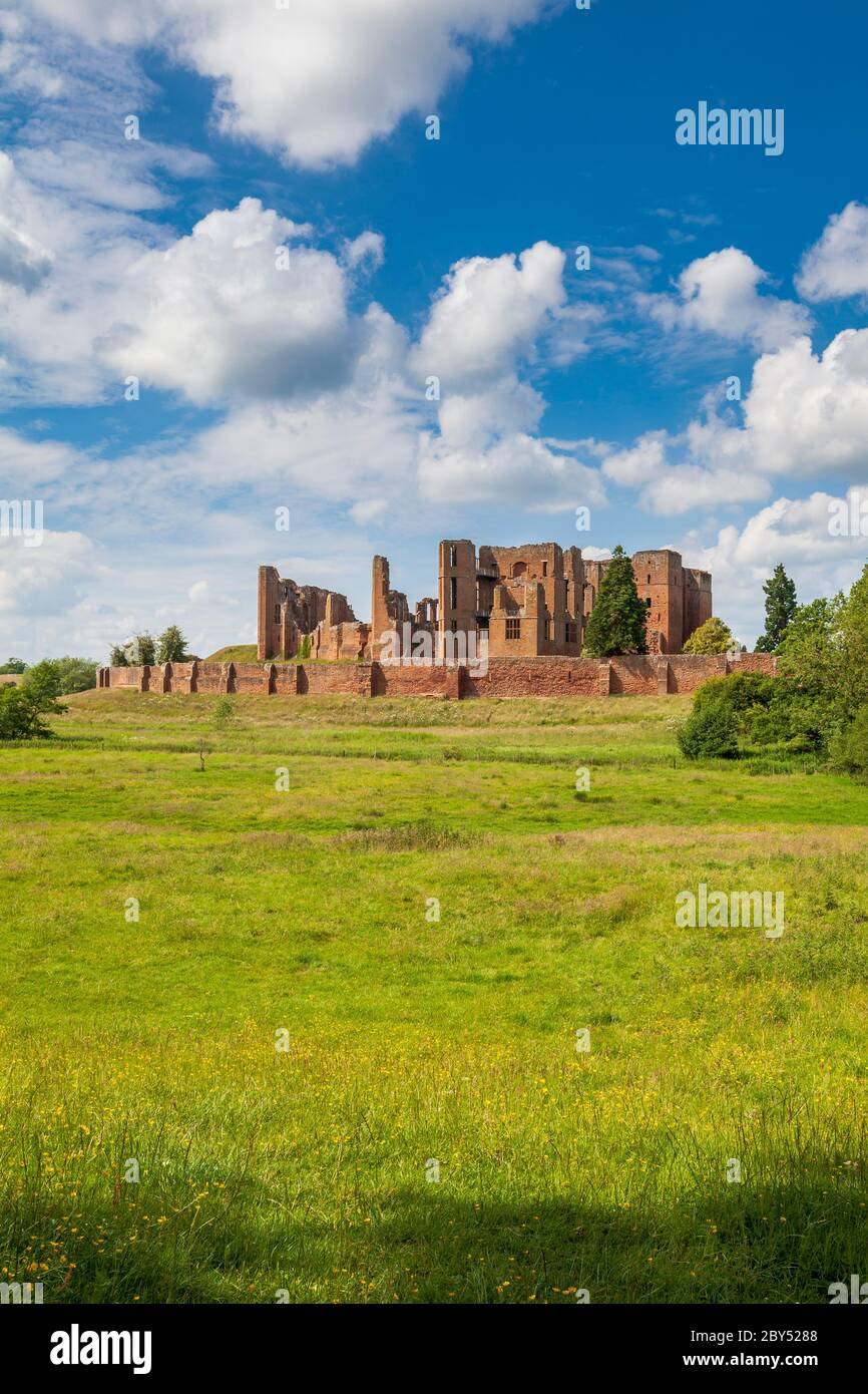 Die Ruinen von Kenilworth Castle über dem Drained Great Mere in der Warwickshire Landschaft, England Stockfoto