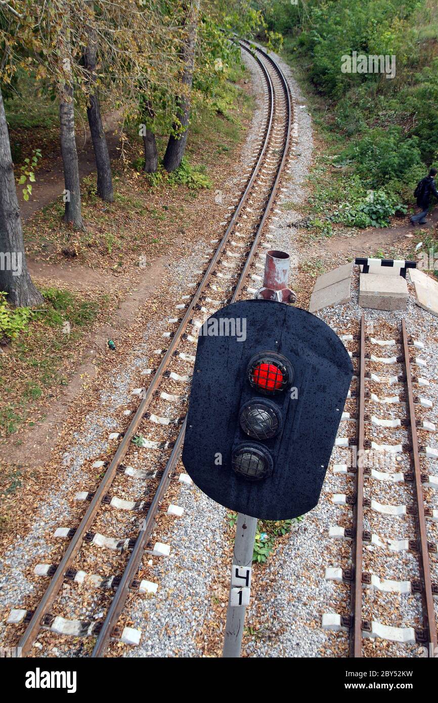 Eisenbahn und Semaphore mit rotem Signal Stockfoto
