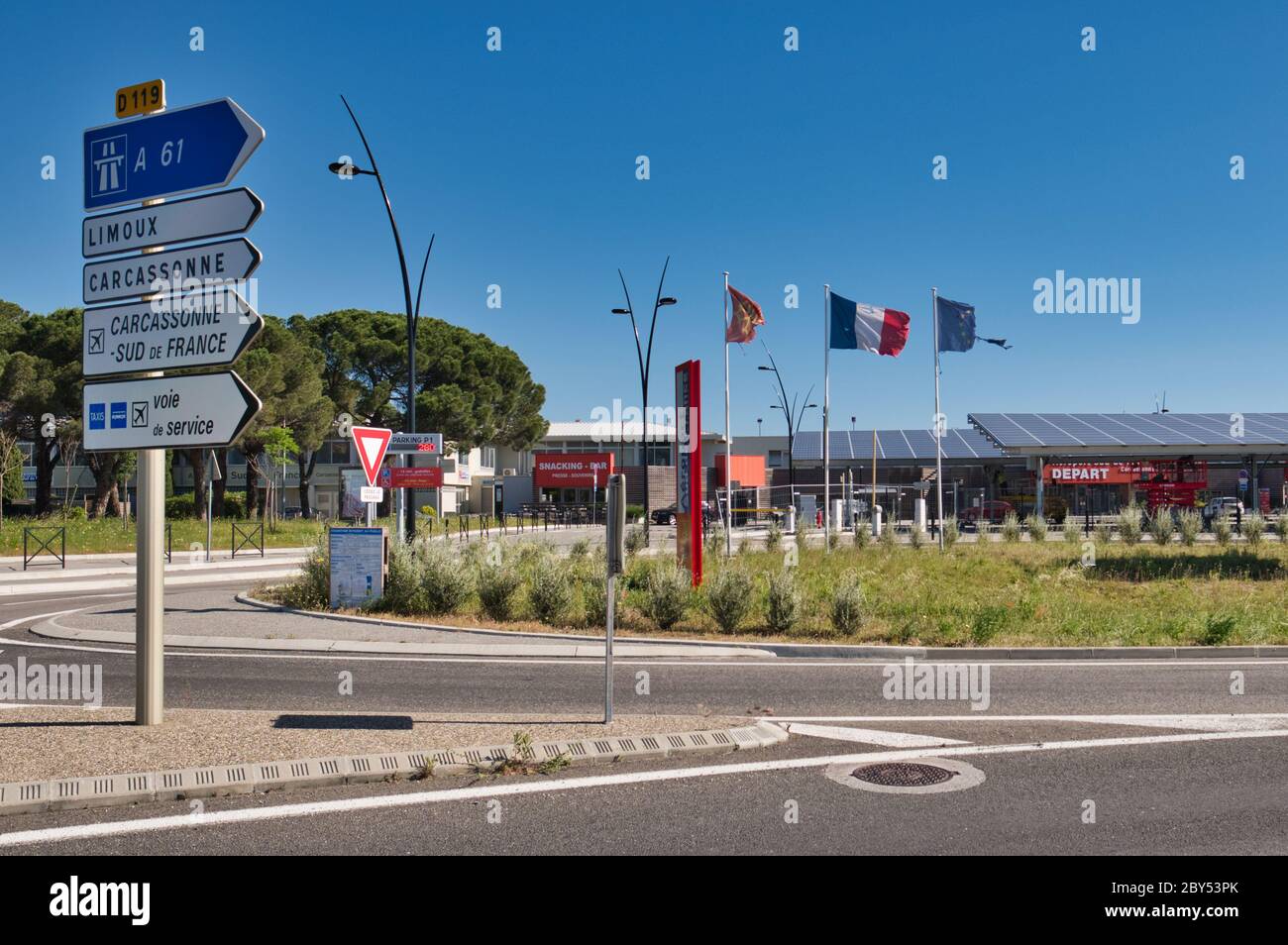 Carcassonne Aude France 05/26/20 Eingang zum Flughafen Carcassonne-Salvaza. Überdachte Parkplätze mit Solarzellen. Stockfoto