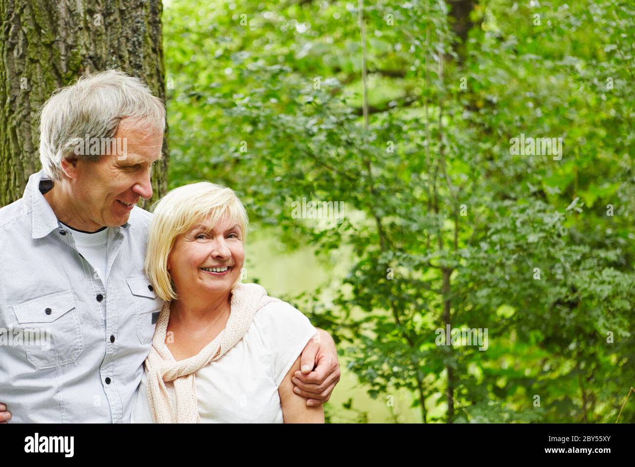 Verliebte Paare Senioren stehen glücklich in der Natur Stockfoto