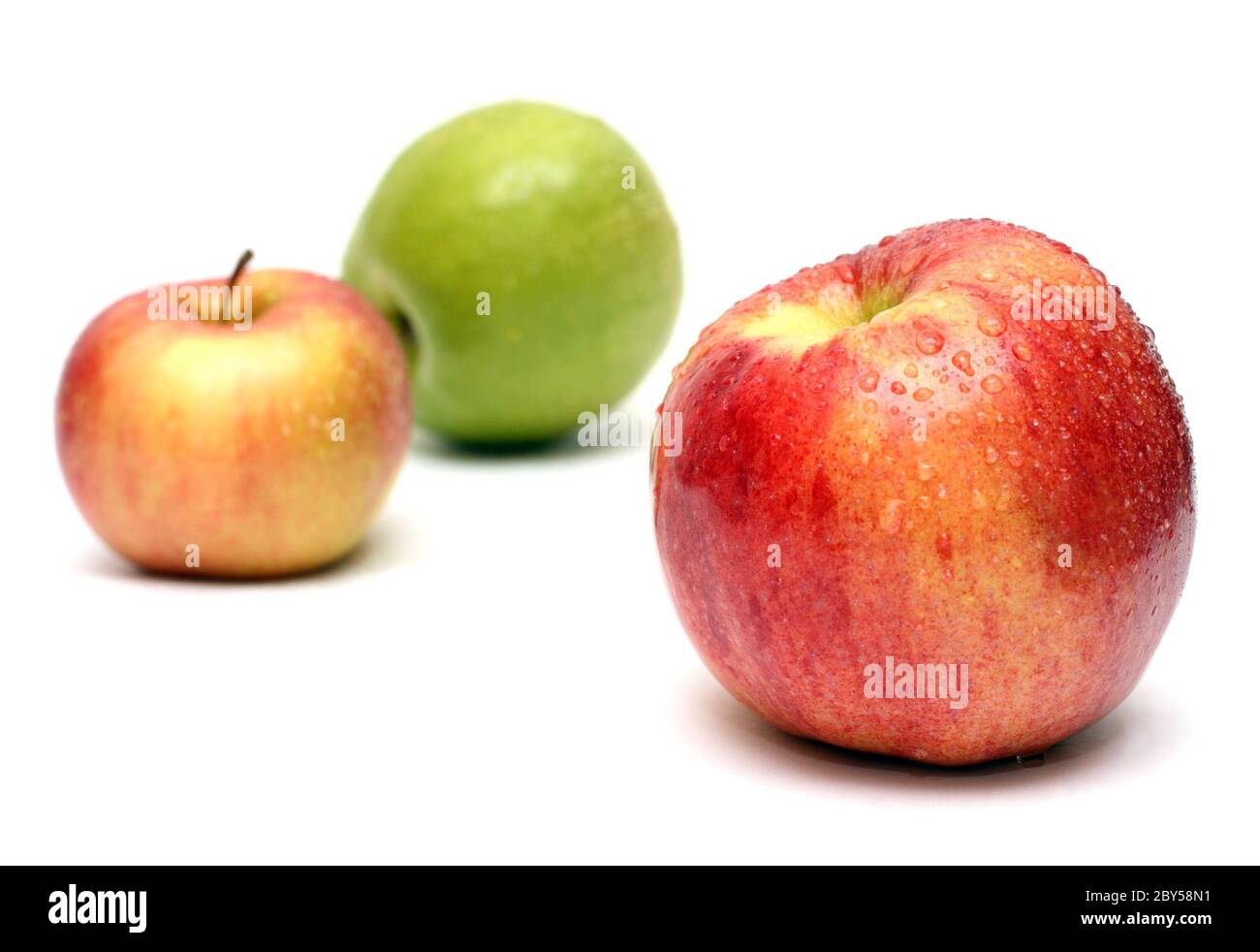 Äpfel mit Wassertropfen benetzen Stockfoto