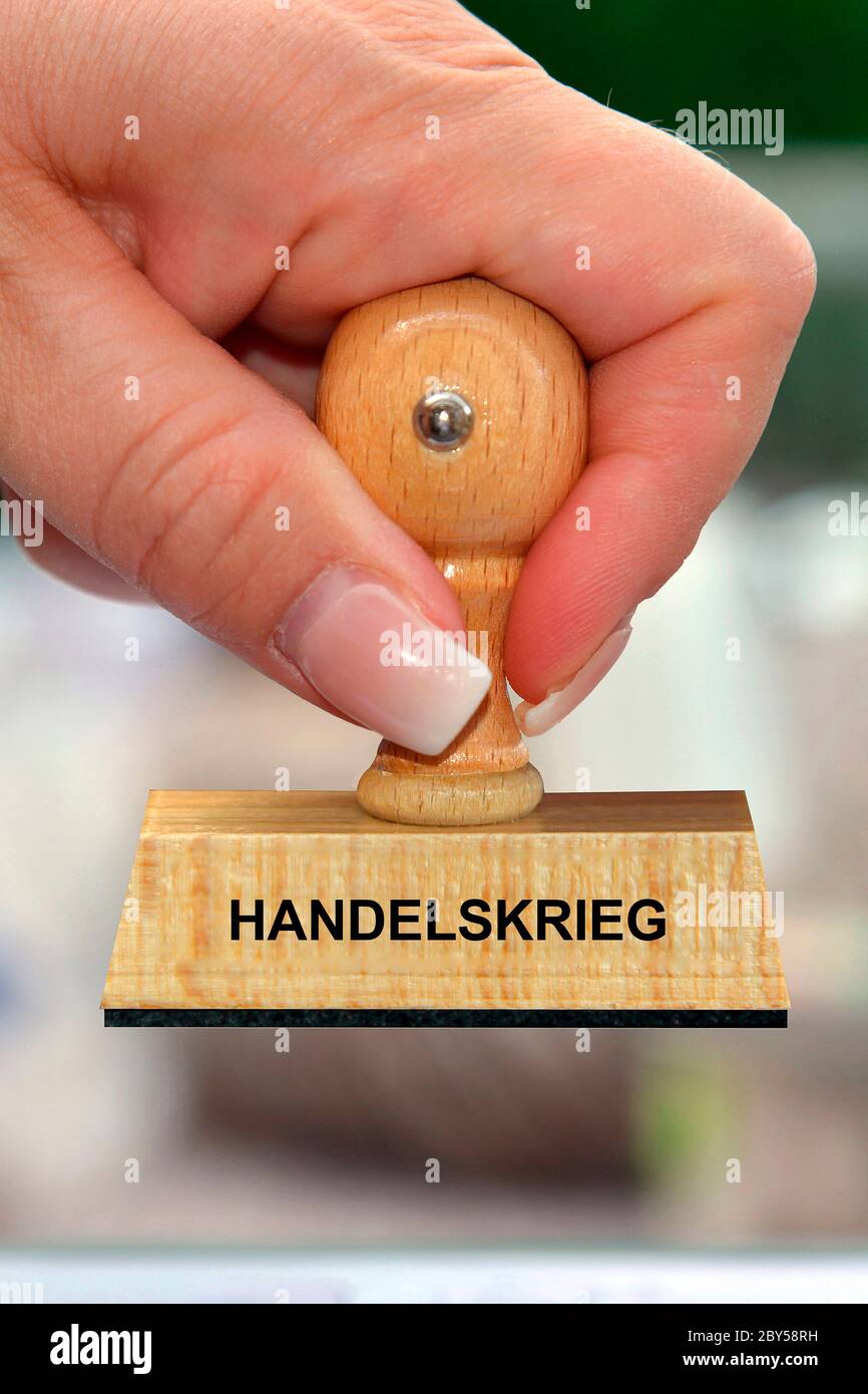 Hand mit Stempelschrift Handelskrieg, Handelskrieg Stockfoto