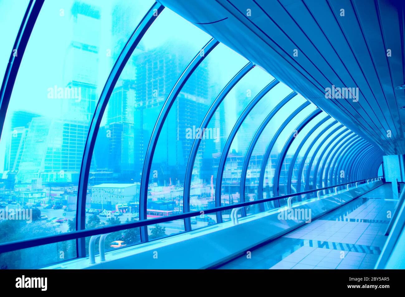 Geometrischer Glasgang des modernen Gebäudes Stockfoto