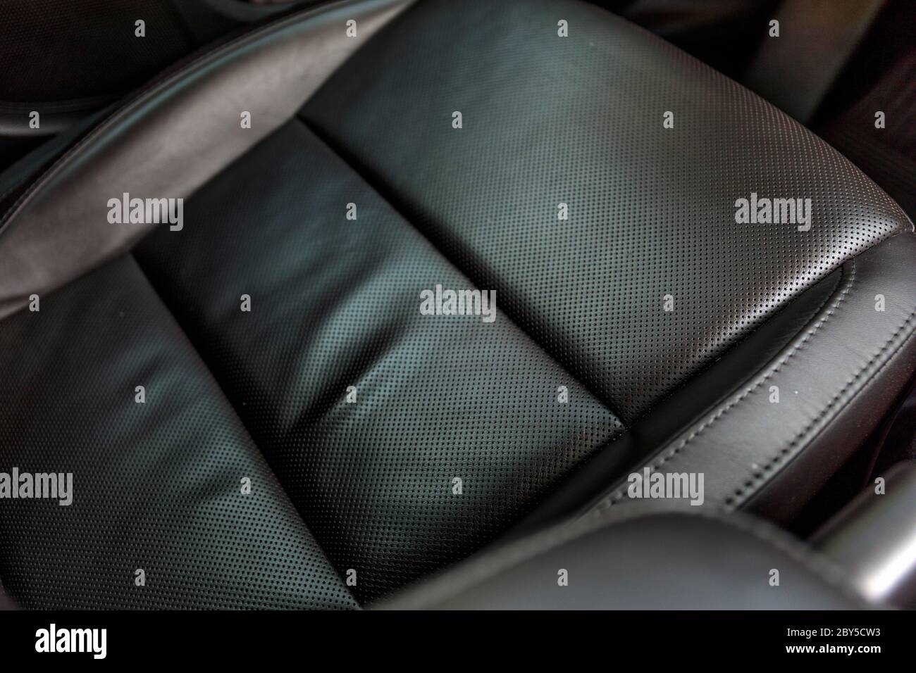 Luxus Auto innen. Innenraum der Prestige modernes Auto. Komfortable Ledersitze. Schwarz Leder perforarated Cockpit. Stockfoto