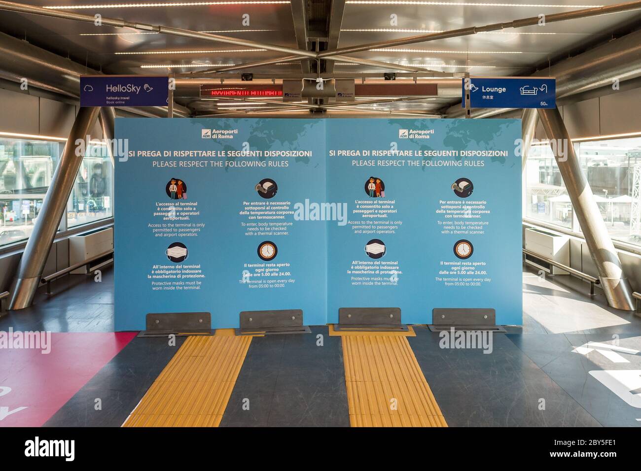 Neue Regeln nach der Pandemiesperre von Covid 19 am Flughafen Rom-Fiumicino, Italien Stockfoto