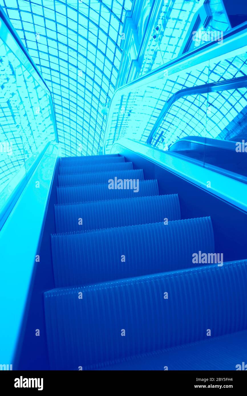 Futuristische mechanische Treppe Stockfoto