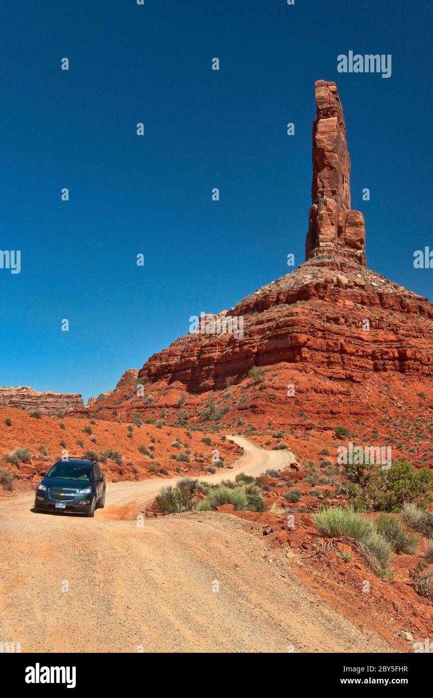 Fahrzeug auf unbefestigten Straßen, Castle Butte, Cedar Mesa Sandsteinformation im Valley of the Gods, Bears Ears National Monument, Utah, USA Stockfoto
