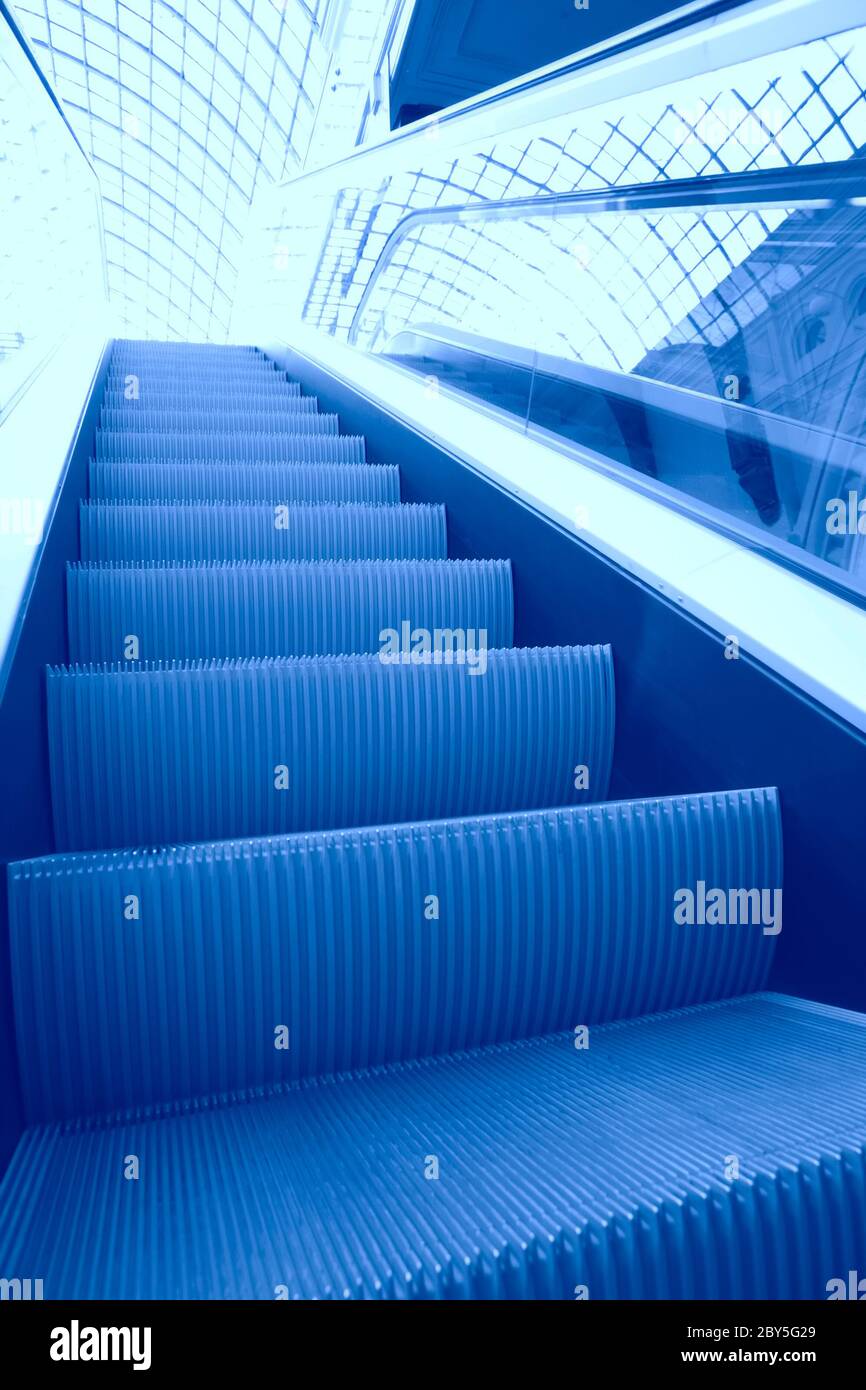 Stufen der blauen Rolltreppe Stockfoto
