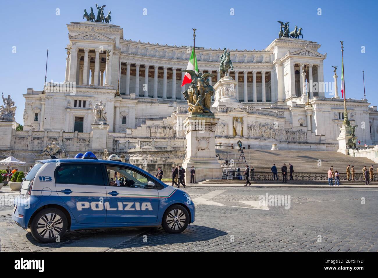 Italienischer Carabinieri Polizeiwagen mit Nationaldenkmal für Viktor Emmanuel II in Rom, Italien Stockfoto