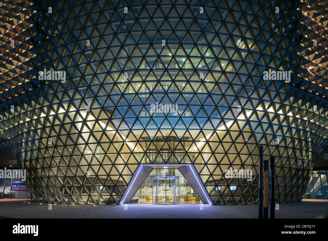 Adelaide South Australia 18. November 2019 : Nachtansicht des SAHMRI-Gebäudes, einer medizinischen Forschungseinrichtung in Adelaide, South Australia Stockfoto