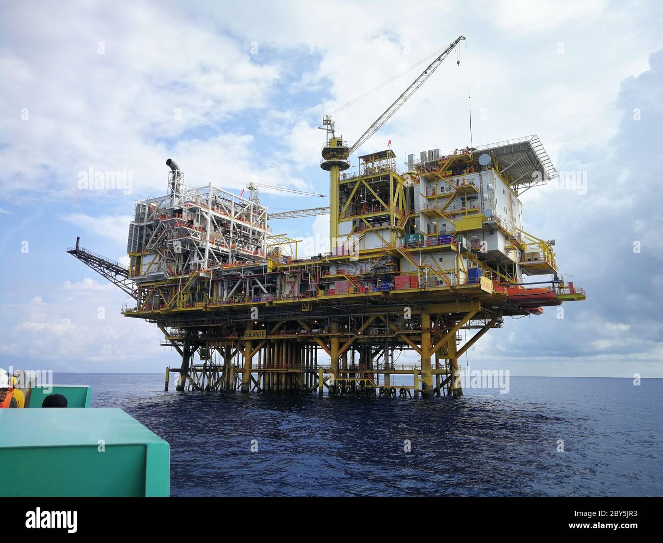 Petronas Ölbohranlage ist in Betrieb Stockfoto