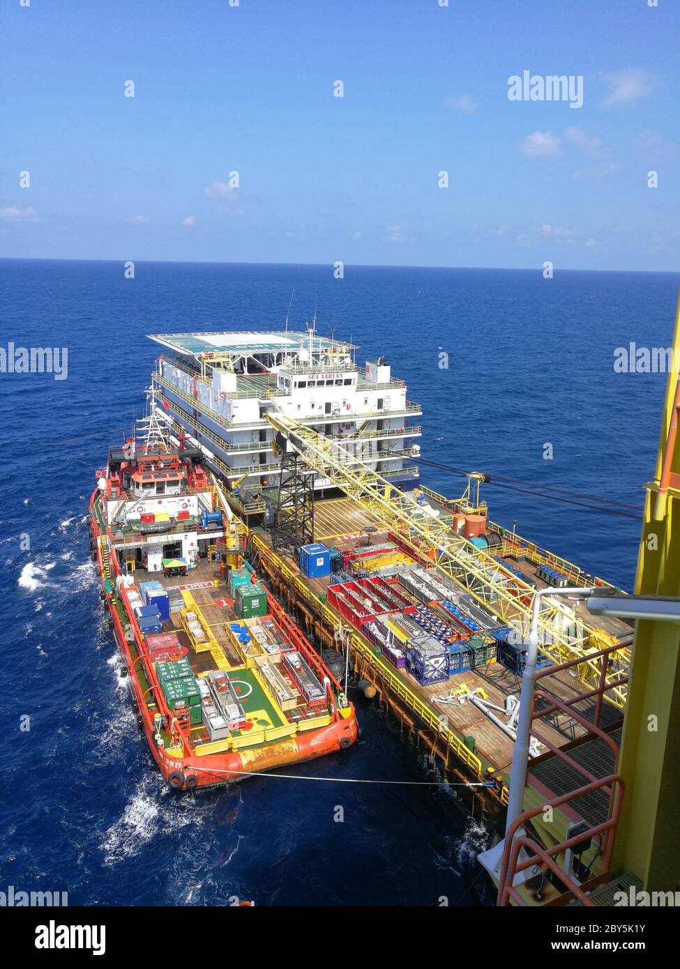 Offshore-Schiffe sind Schiffe, die speziell für betriebliche Zwecke wie Ölförderung und Baumaßnahmen auf hoher See dienen Stockfoto