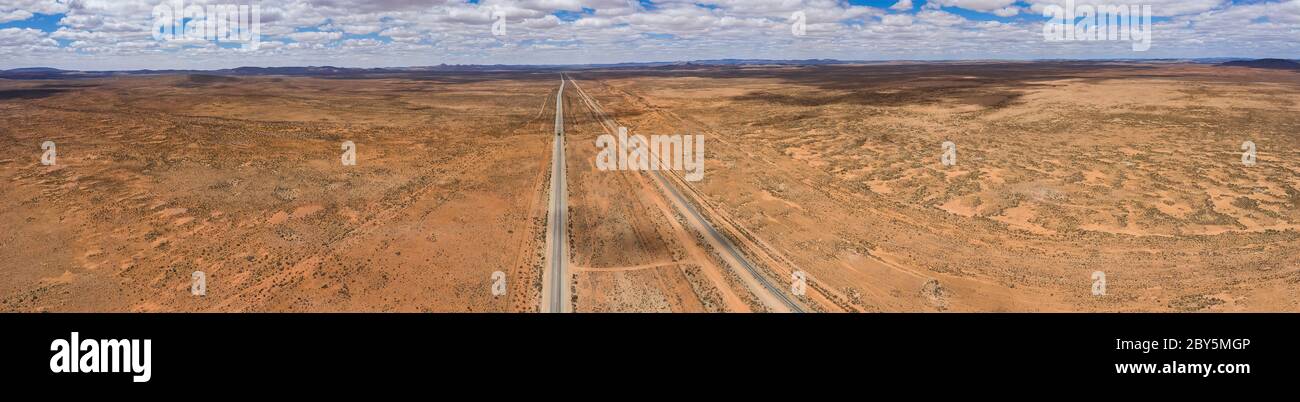 Panorama-Luftaufnahme eines einsamen LKW auf dem Barrier Highway zwischen den kleinen Siedlungen Yunta und Nackara in Südaustralien Stockfoto