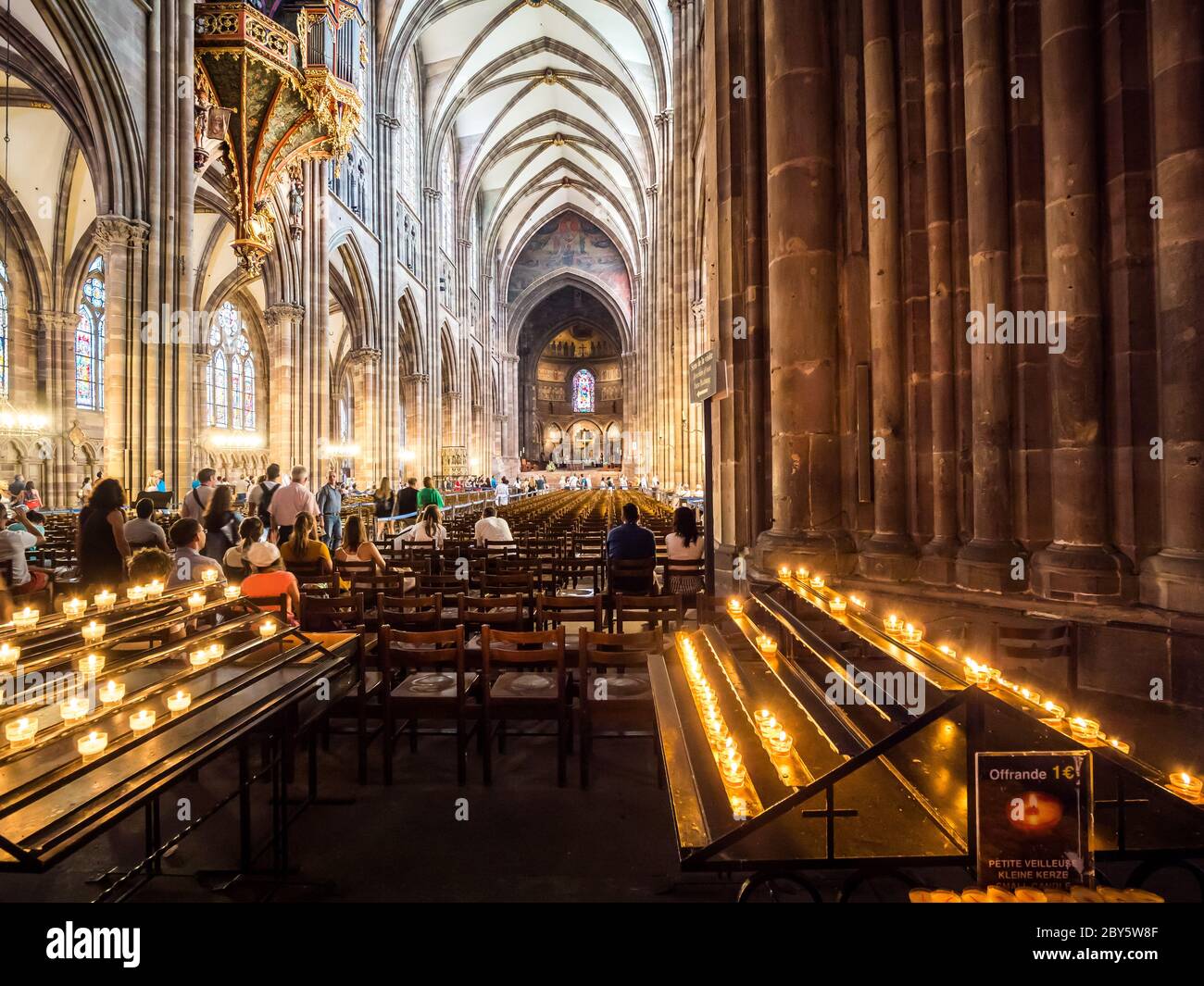 Im Inneren der Kathedrale von Straßburg oder der Kathedrale unserer Lieben Frau von Straßburg, Elsass, Frankreich Stockfoto