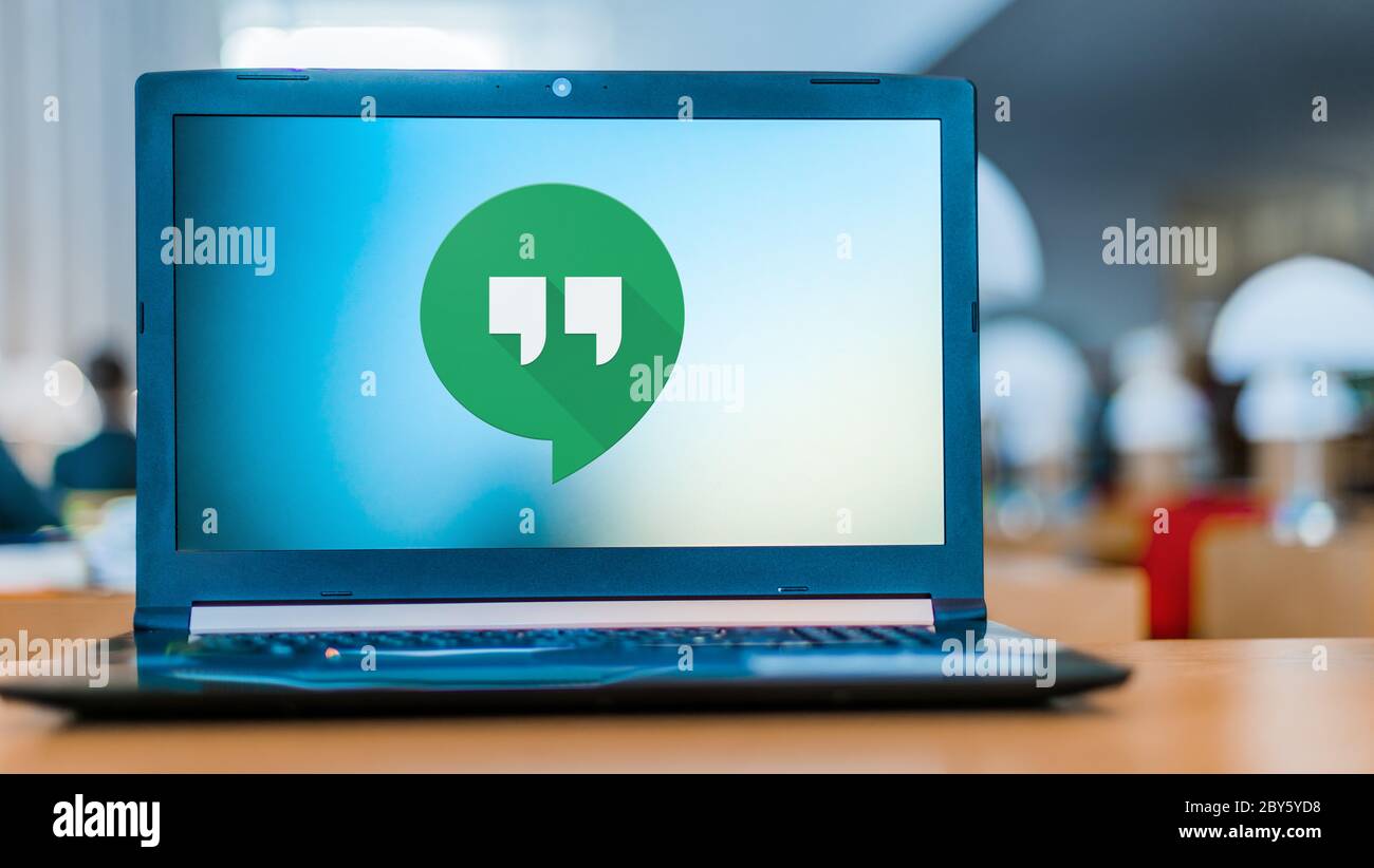 POZNAN, POL - 6. MAI 2020: Laptop-Computer mit Logo von Google Hangouts, einer von Google entwickelten Kommunikationssoftware Stockfoto