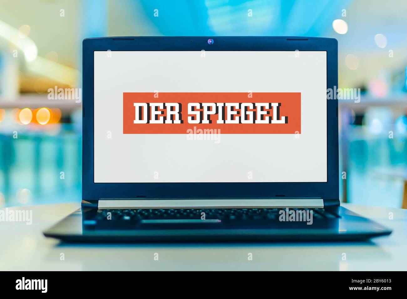 POSEN, POL - 14. FEBRUAR 2020: Laptop mit Logo des Spiegel, einem linksdeutschen Wochenmagazin, das in Hamburg erscheint Stockfoto