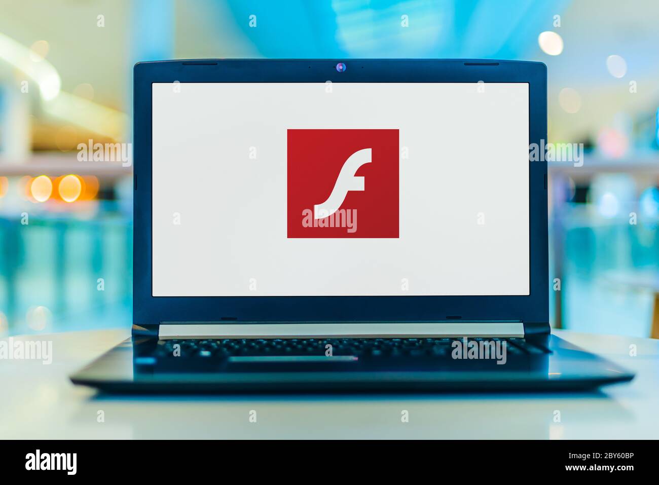 POZNAN, POL - FEB 22, 2020: Laptop Computer mit Logo von Adobe Flash, einer veralteten Multimedia-Software-Plattform für die Produktion von Animationen Stockfoto