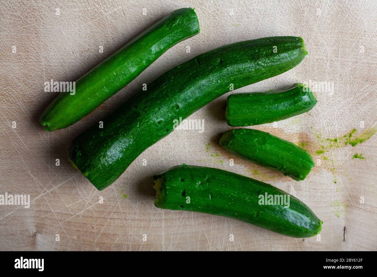Studio Foto von gekochten Zucchini auf einem Holztisch Stockfoto