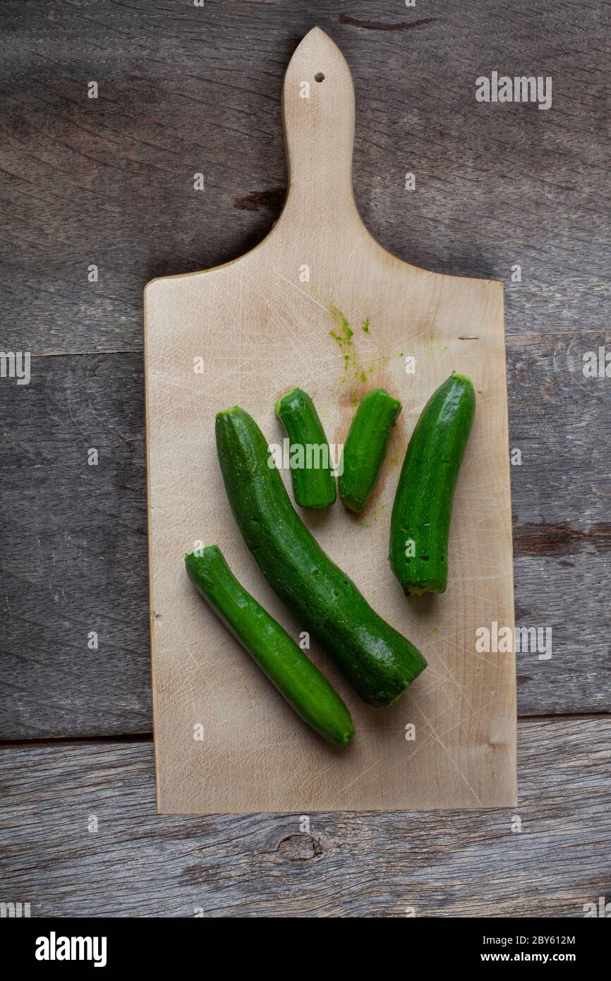 Studio Foto von gekochten Zucchini auf einem Holztisch Stockfoto