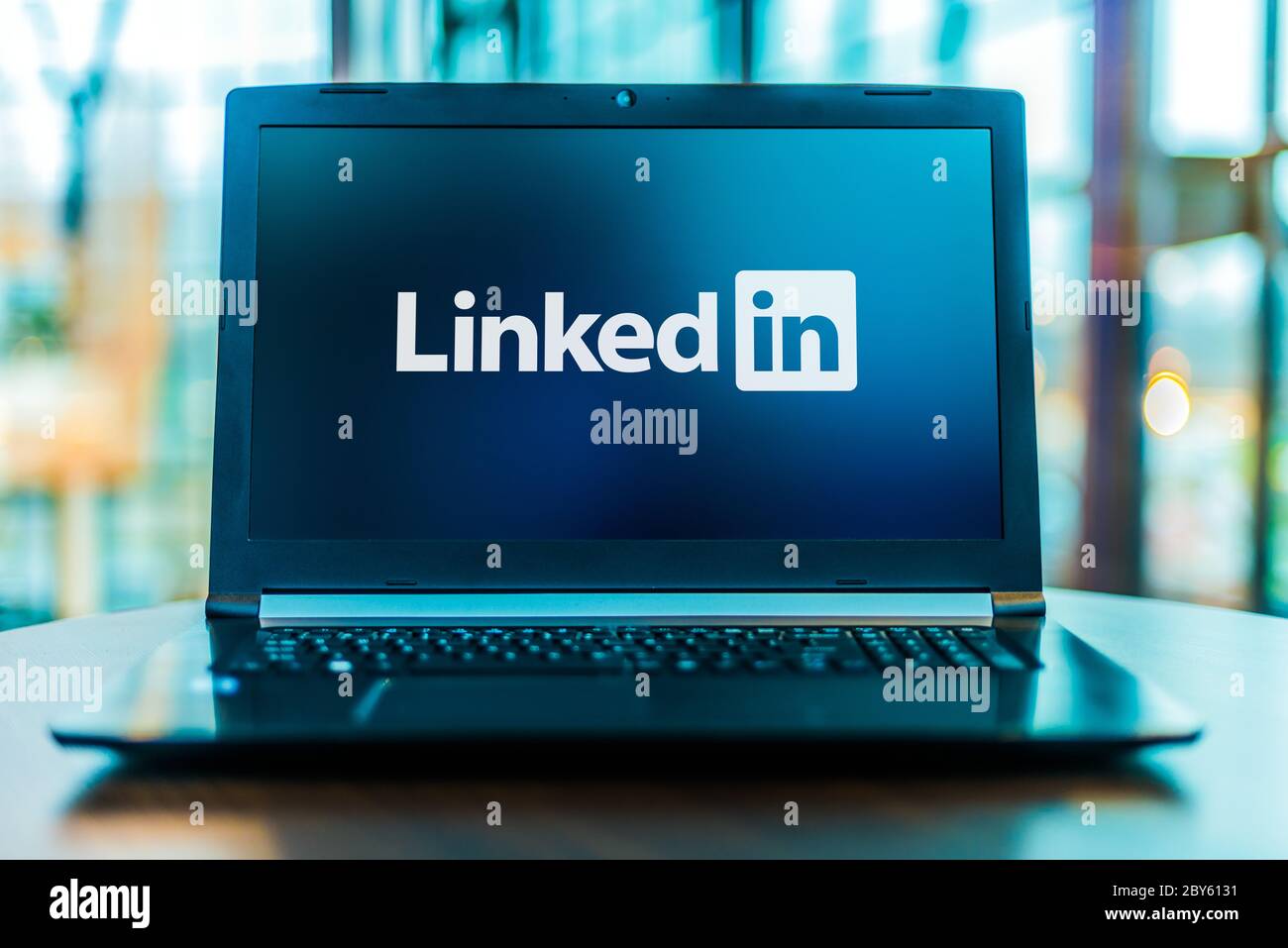 POZNAN, POL - 24. MÄRZ 2020:: Laptop Computer mit Logo von LinkedIn, einem amerikanischen Business-und beschäftigungsorientierten Service, der über websi arbeitet Stockfoto