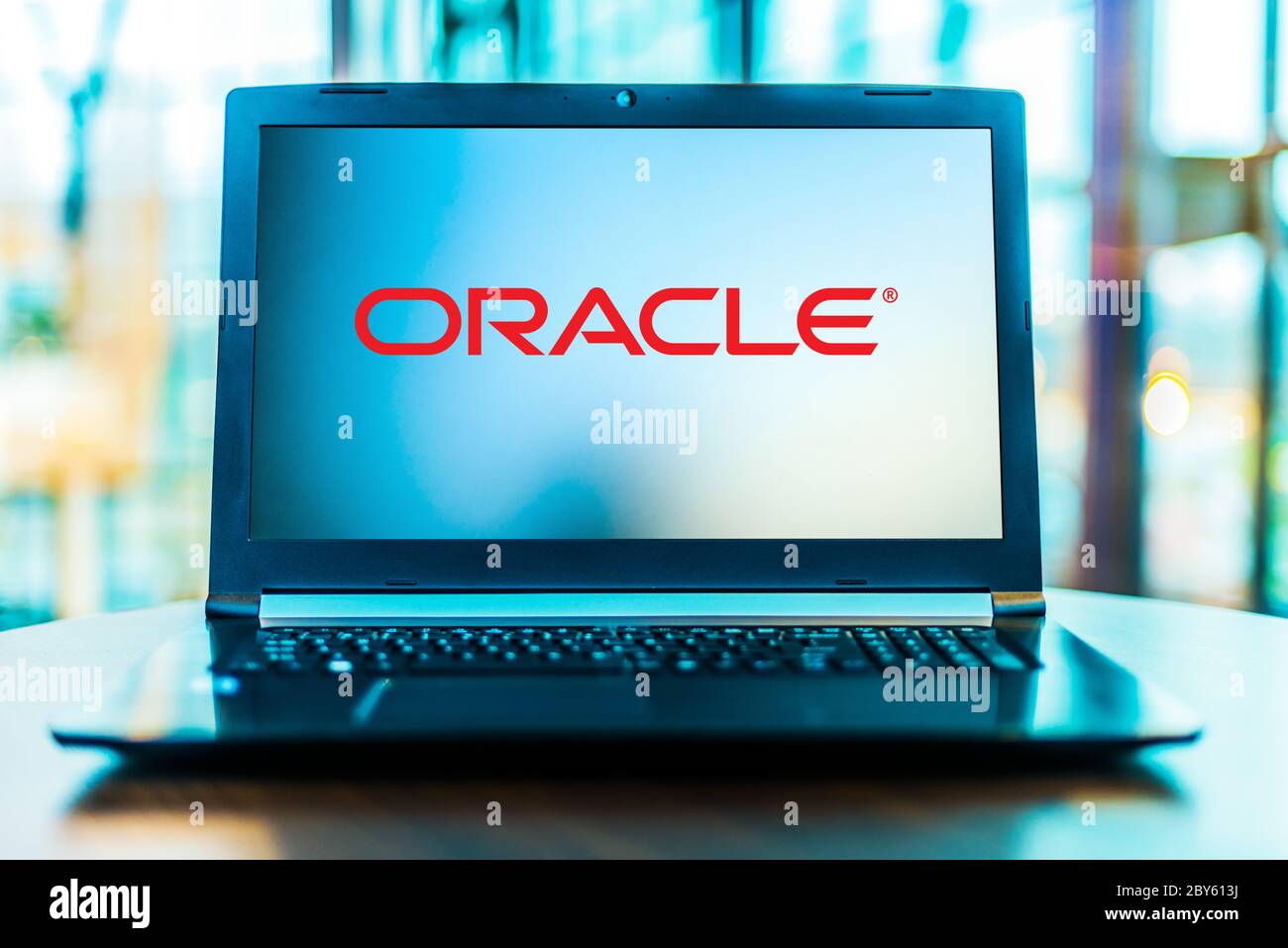 POZNAN, POL - 24. MÄRZ 2020: Laptop Computer mit Logo der Oracle Corporation, einem amerikanischen Computertechnologieunternehmen mit Sitz in Redwoo Stockfoto