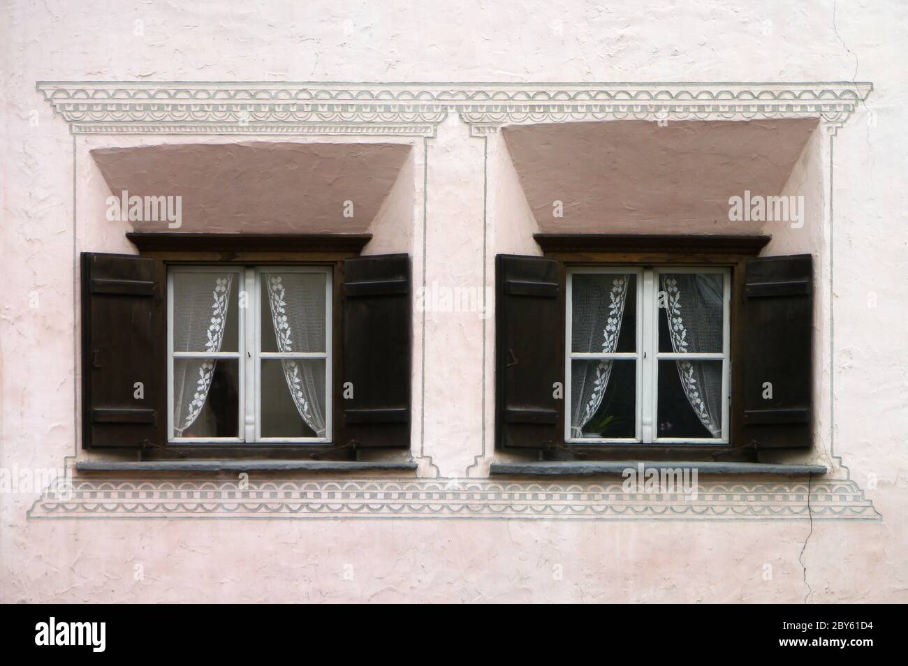 Fenster mit Fensterläden Stockfoto