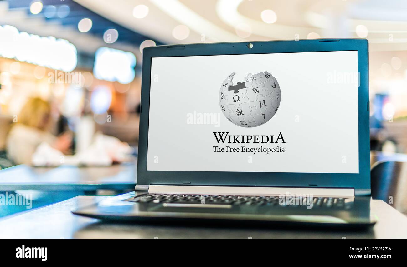 POZNAN, POL - APR 28, 2020: Laptop-Computer mit Logo von Wikipedia, mehrsprachig, Web-basierte, kostenlose Enzyklopädie, im Besitz und unterstützt von der Wikim Stockfoto