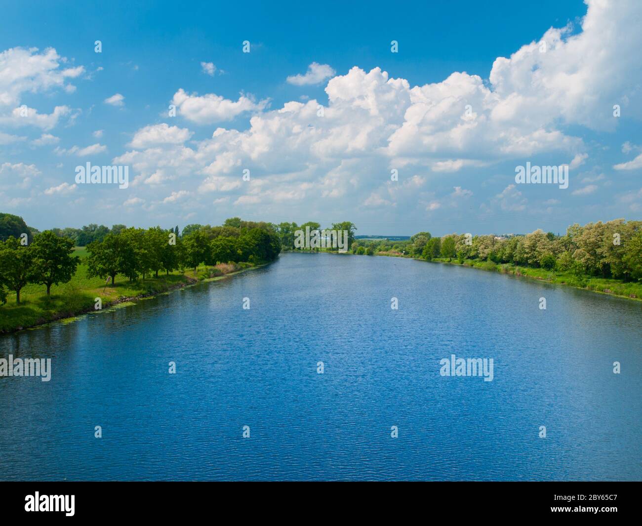 Breite Elbe Fluss im Sommer sonnigen Tag, Tschechische Republik Stockfoto