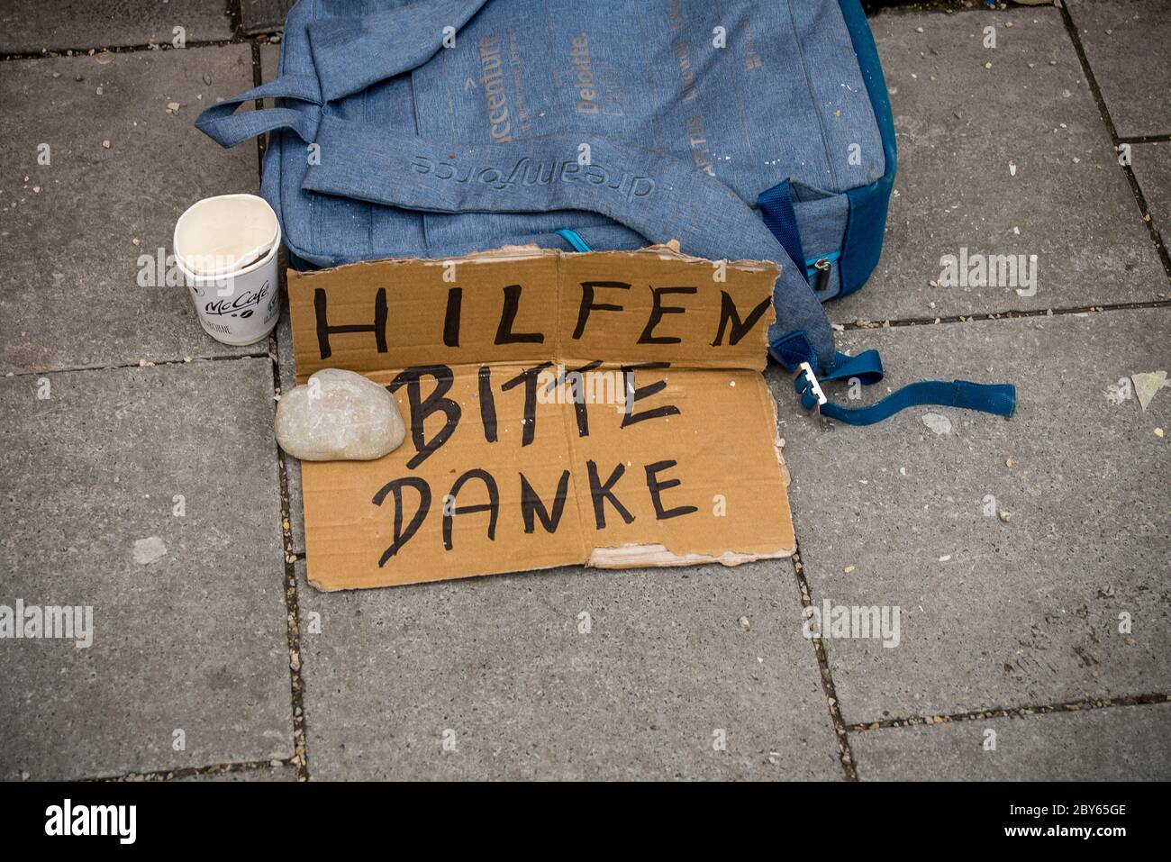 München,Deutschland-Feb 19,2018:handgeschriebenes Bettlerzeichen in deutscher Sprache, um Hilfe zu bitten Stockfoto