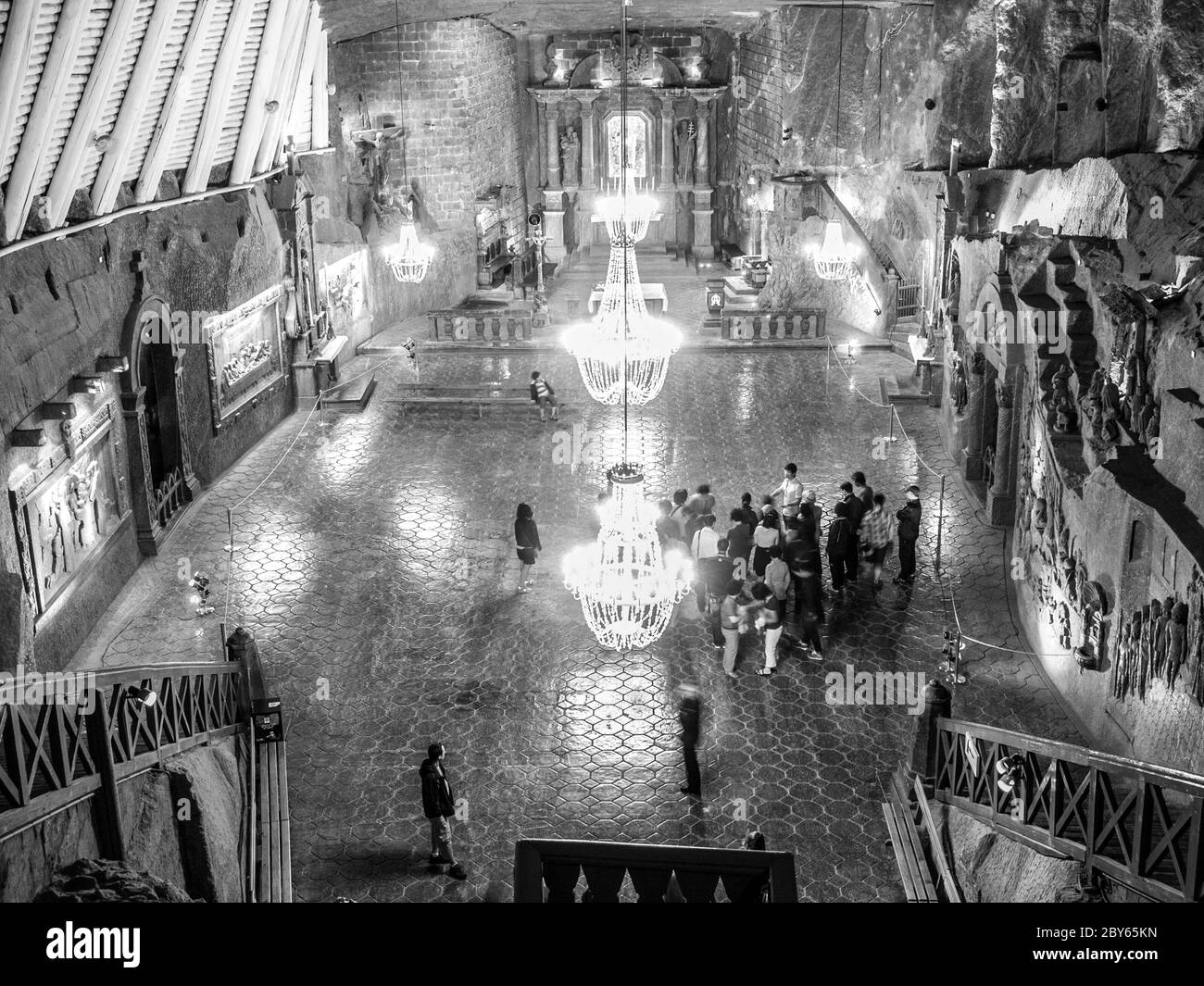 Beleuchtete Kapelle der Heiligen Kinga in der Salzmine Wieliczka bei Krakau, Polen, Europa. Schwarzweiß-Bild. Stockfoto