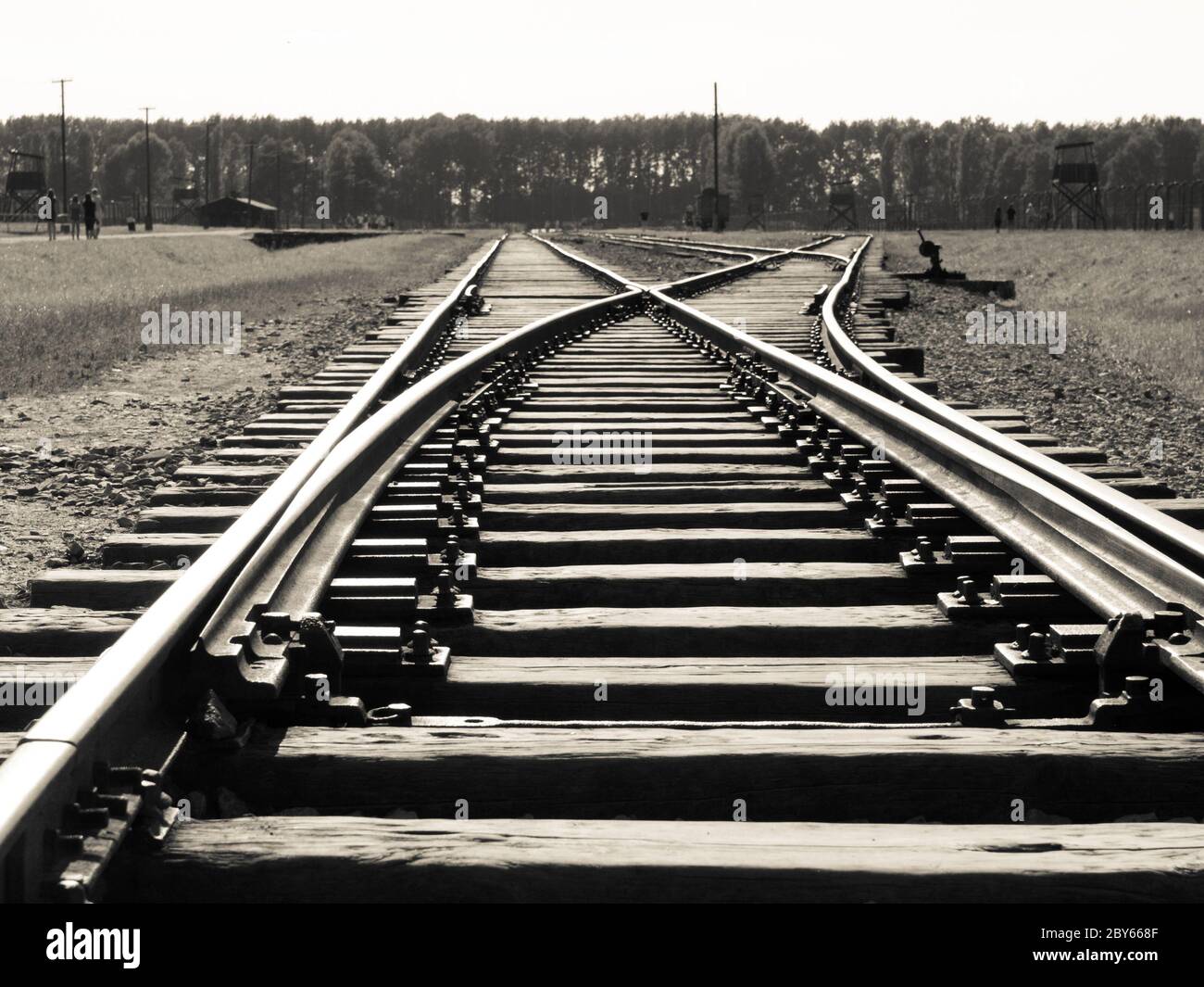 Bahnsteig im Konzentrationslager Auschwitz - Birkenau, oder Oswiecim - Brzezinka, Polen. Low-Angle-Shot. Schwarzweiß-Bild. Stockfoto