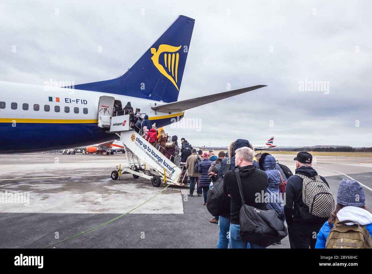 Boeing 737-8AS Ryanair Flugzeug auf dem Flughafen Edinburgh im Ingliston Bereich der Stadt Edinburgh, Schottland, Großbritannien Stockfoto