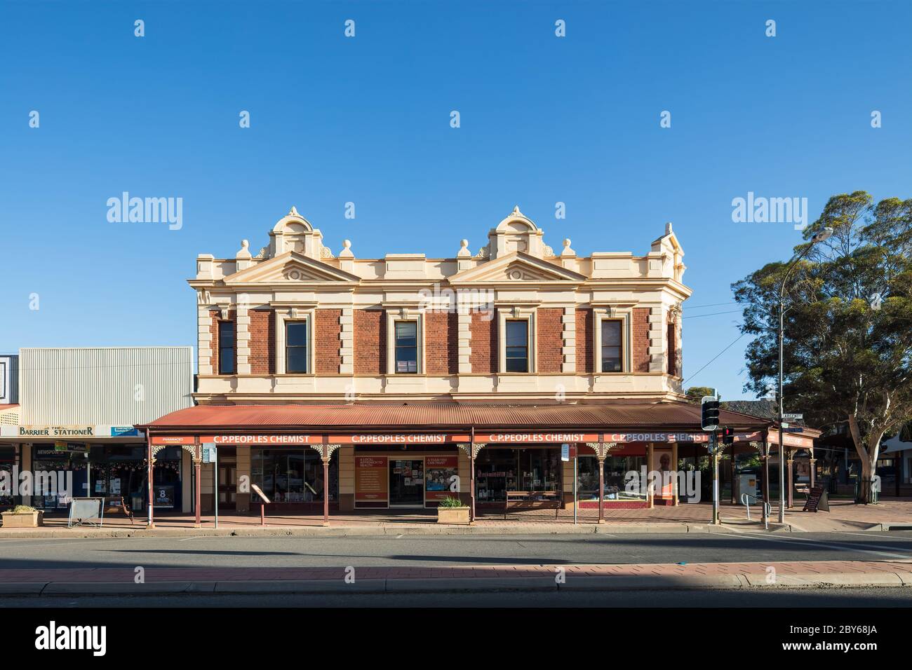 Broken Hill Australien 2. Dezember 2019 : EINE Apotheke in einem historischen roten Backsteingebäude in der Hauptstraße von Broken Hill, NSW Stockfoto