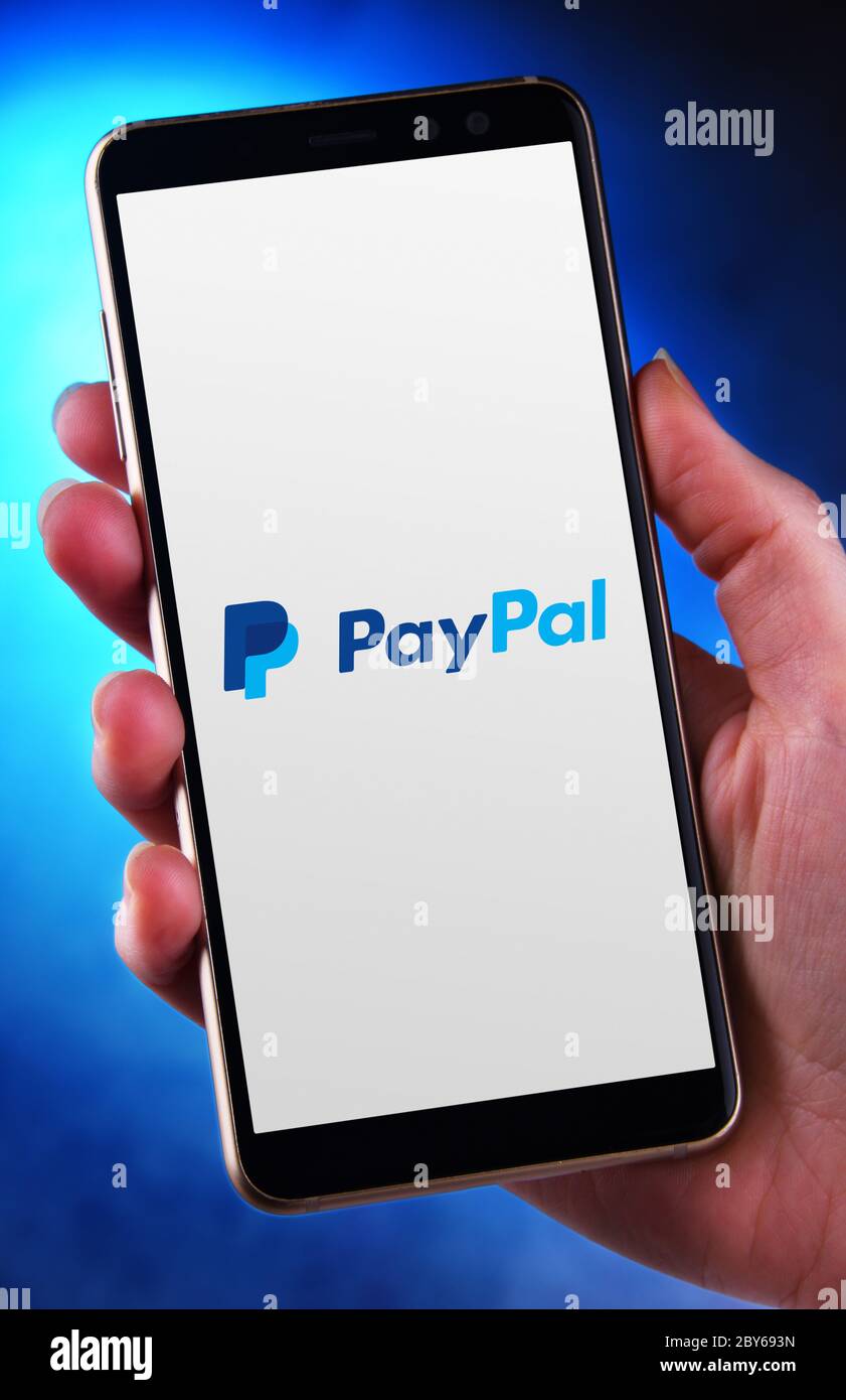 POZNAN, POL - 21. MAI 2020: Hand halten Smartphone zeigt Logo von PayPal, ein amerikanisches Unternehmen, das ein weltweites Online-Zahlungssystem, das s Stockfoto