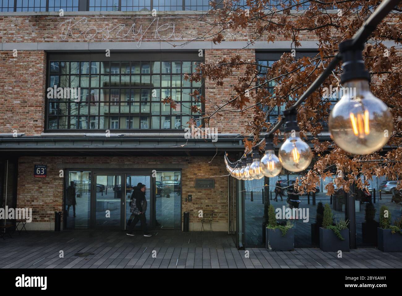 Außenansicht der renovierten Koszyki-Markthalle in Warschau, Polen Stockfoto