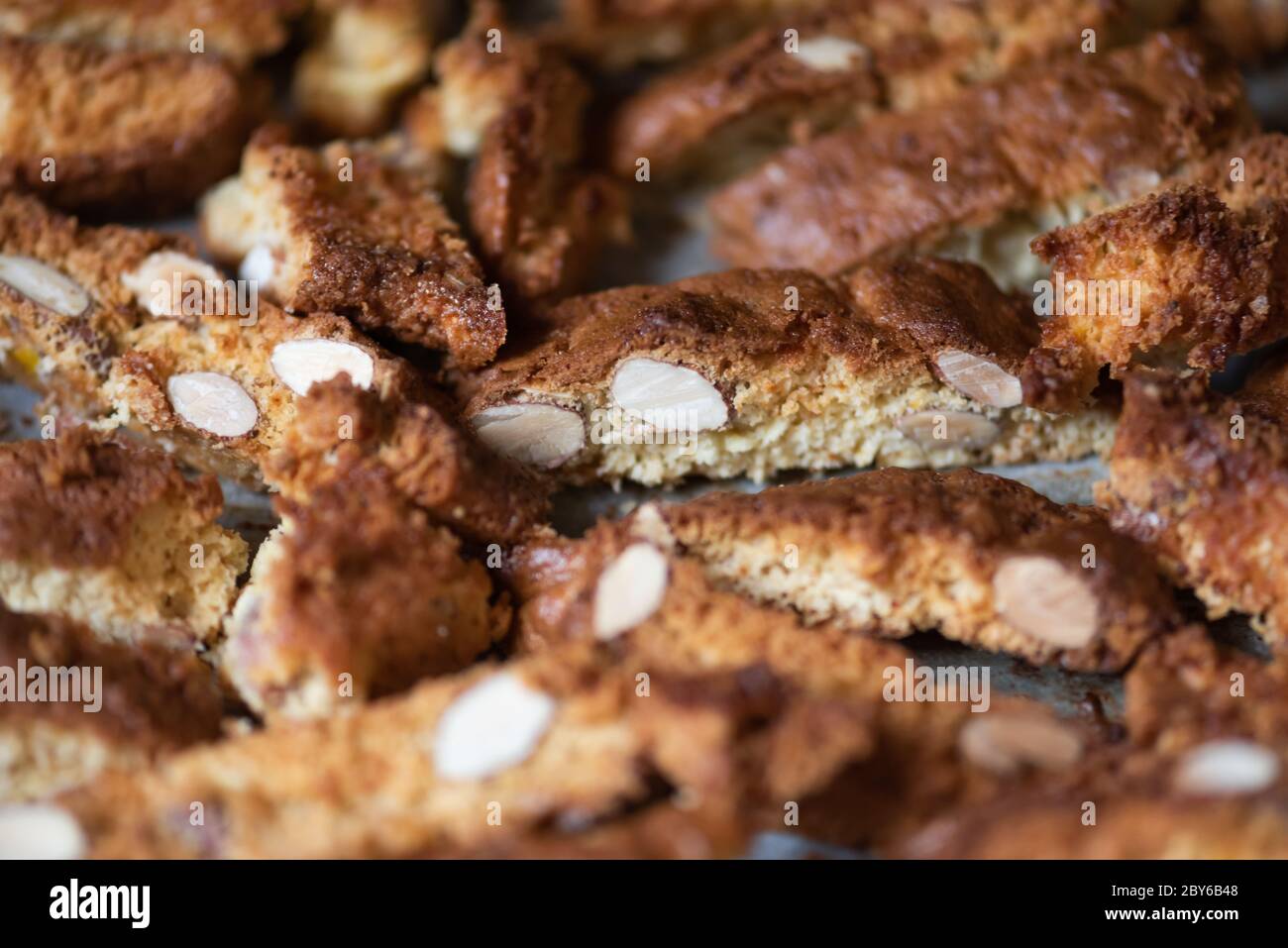 Frisch gebackene italienische Cantucci mit Mandeln auf einem Backblech Tuscan Biscotti. Traditionelle Cantuccini. Hausgemachte italienische Süßigkeiten Kekse (Kekse). Stockfoto