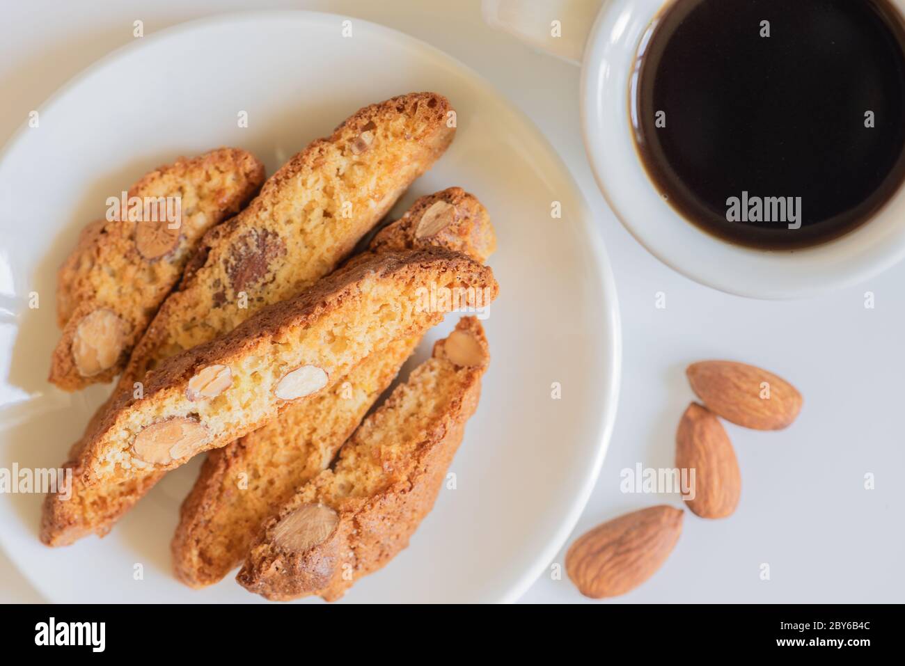 Frisch gebackene italienische Cantucci mit Mandeln und einer Tasse Kaffee. Toskanische Biscotti. Traditionelle Cantuccini. Hausgemachte italienische Süßigkeiten Kekse (Kekse). Stockfoto