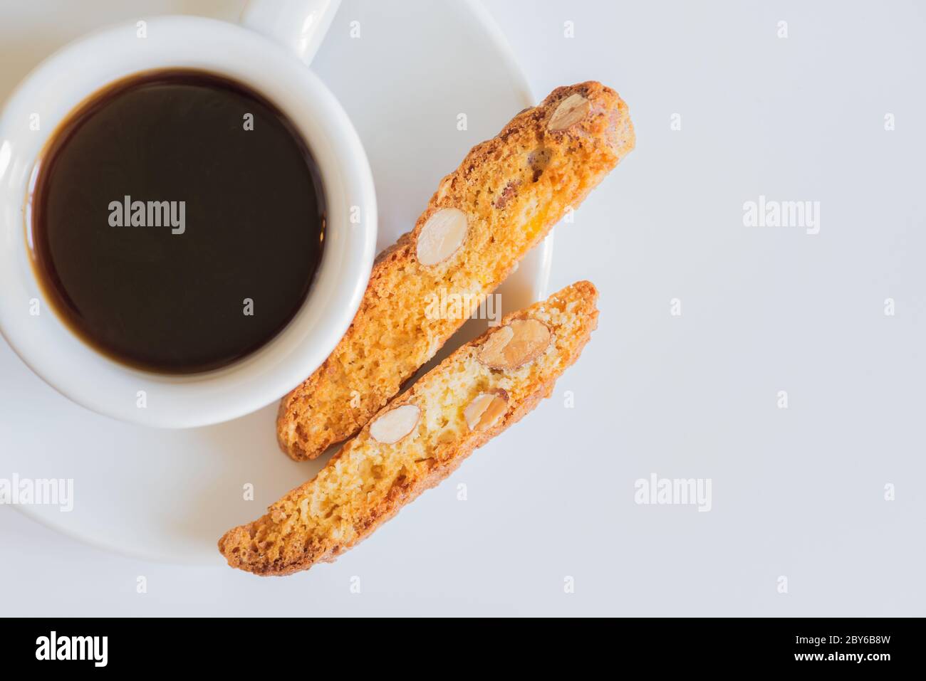 Frisch gebackene italienische Cantucci mit Mandeln und einer Tasse Kaffee. Toskanische Biscotti. Traditionelle Cantuccini. Hausgemachte italienische Süßigkeiten Kekse (Kekse). Stockfoto