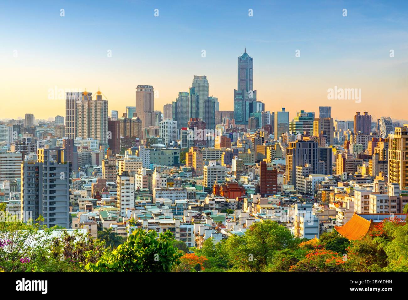 Stadt Kaohsiung bei Sonnenaufgang, Taiwan Stockfoto