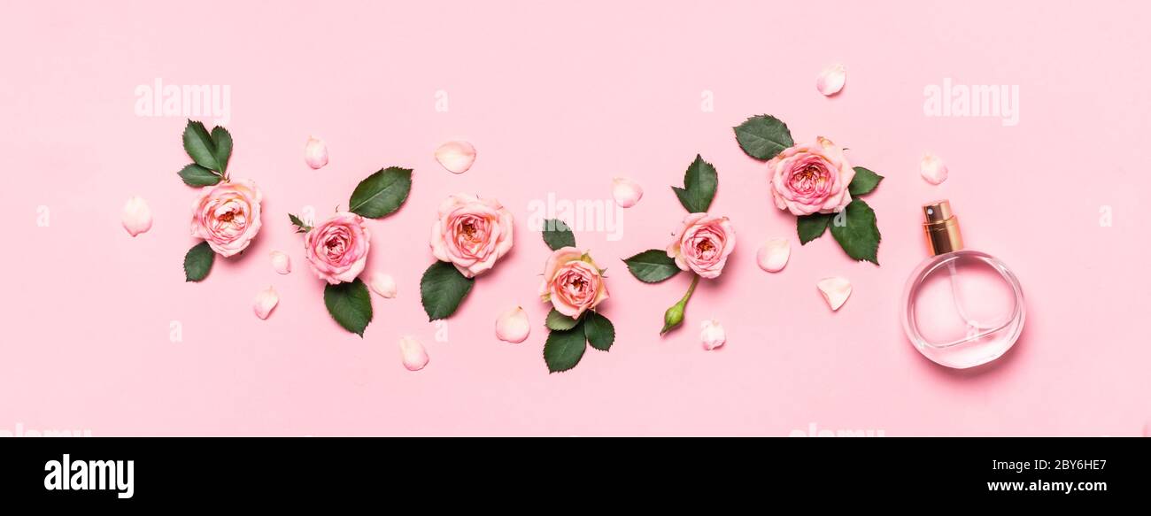 Damen Parfüm Flasche und Rosen Blumen Knospen und Blütenblätter. Minimales Beauty-Banner. Stockfoto