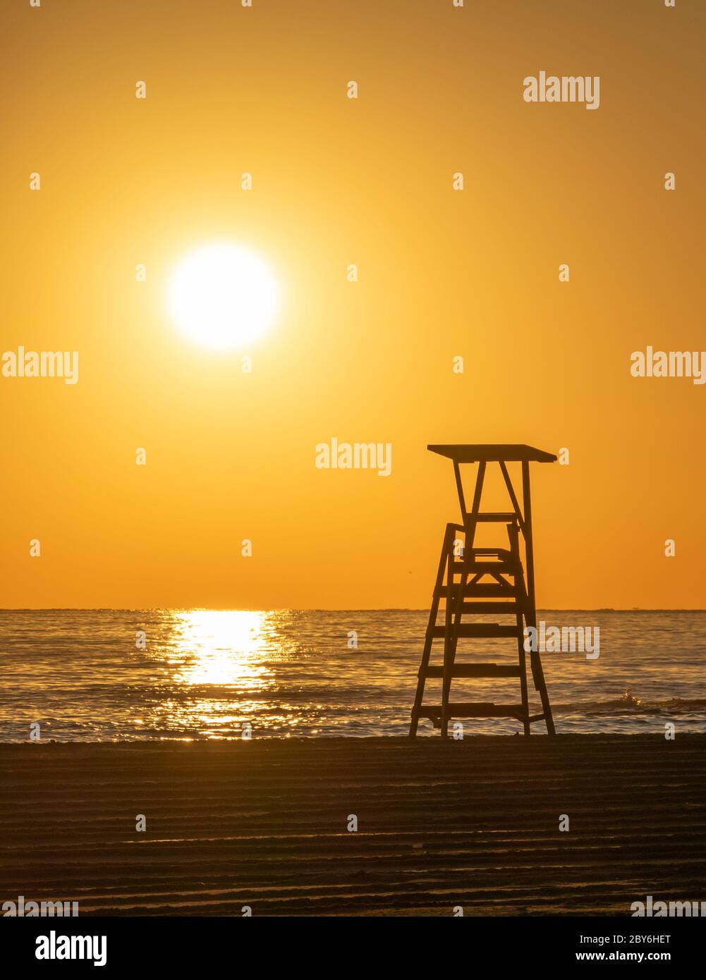 Sandstrand am Mittelmeer bei Sonnenaufgang, Spanien Stockfoto