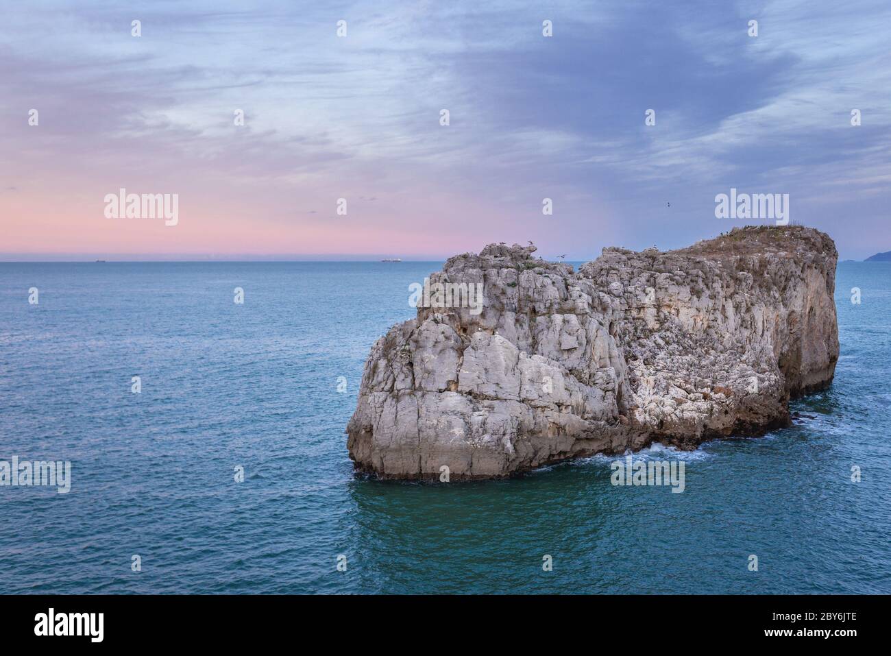 Felsen am Ufer des Seehafens Castro Urdiales in der Region Kantabrien in Spanien Stockfoto