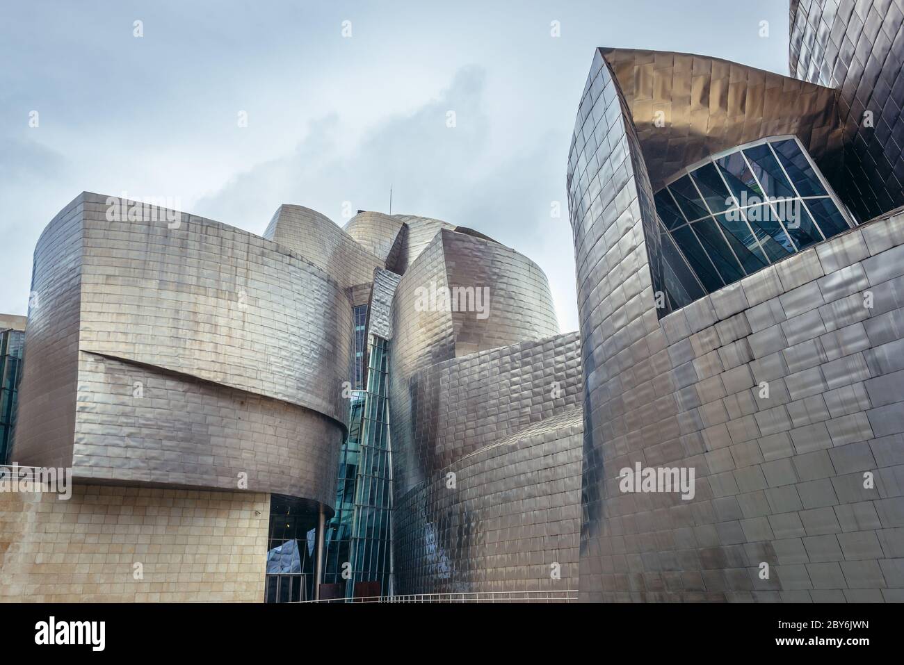 Außenansicht des Guggenheim Museums in Bilbao, der größten Stadt im Baskenland, Spanien Stockfoto