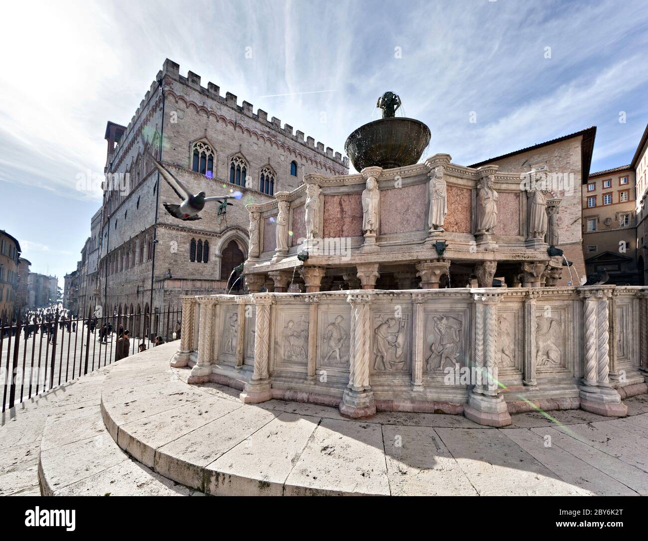 Verkürzung des historischen Zentrums von Perugia, Italien; im Vordergrund die Fonte Maggiore, im Hintergrund Palazzo dei Priori und Corso Vannucci Stockfoto
