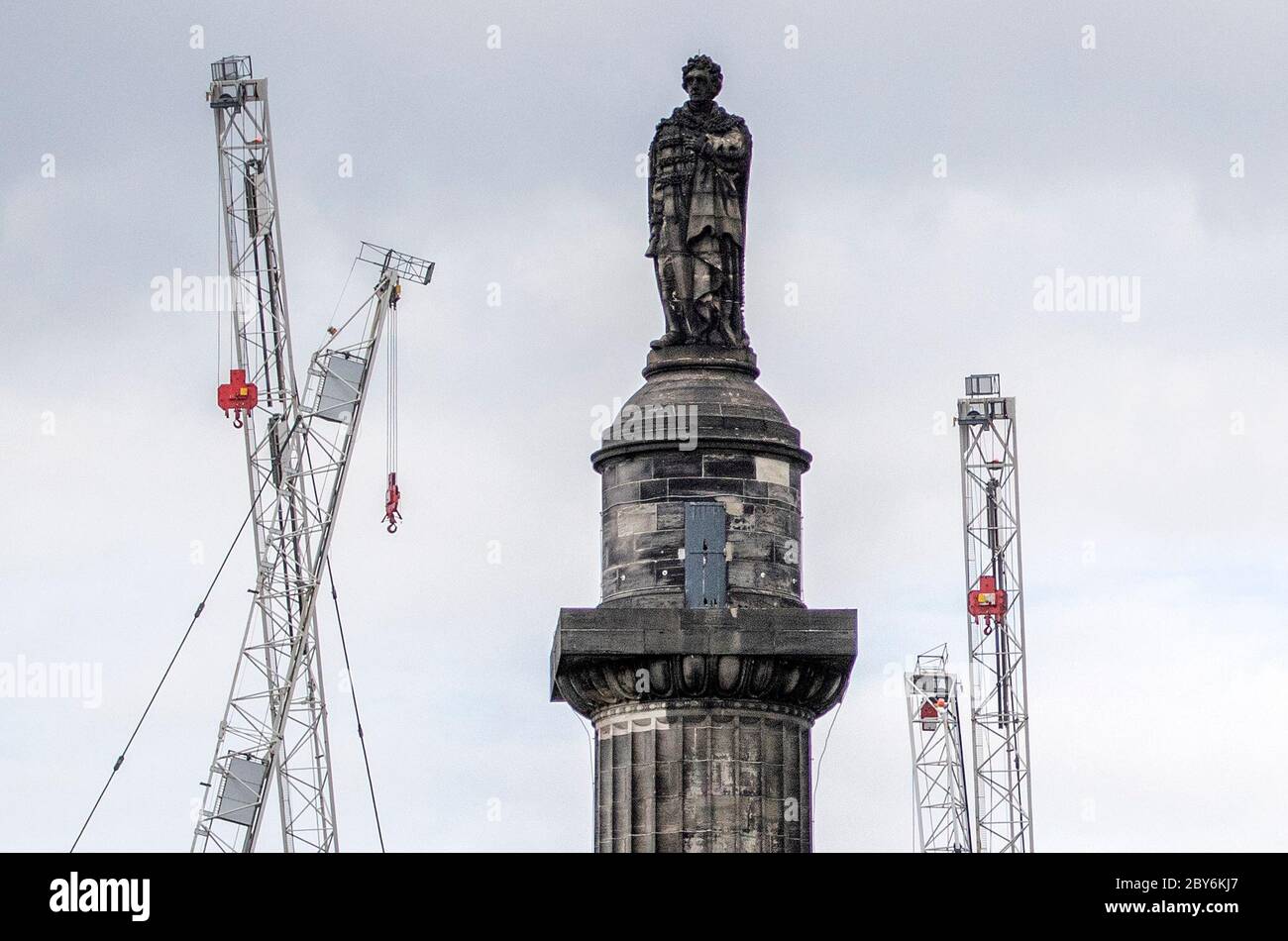 Die Statue von Henry Dundas 1. Viscount Melville auf einer 150 Meter hohen Säule, bekannt als Melville Monument, steht am St Andrews Square, Edinburgh. Stockfoto