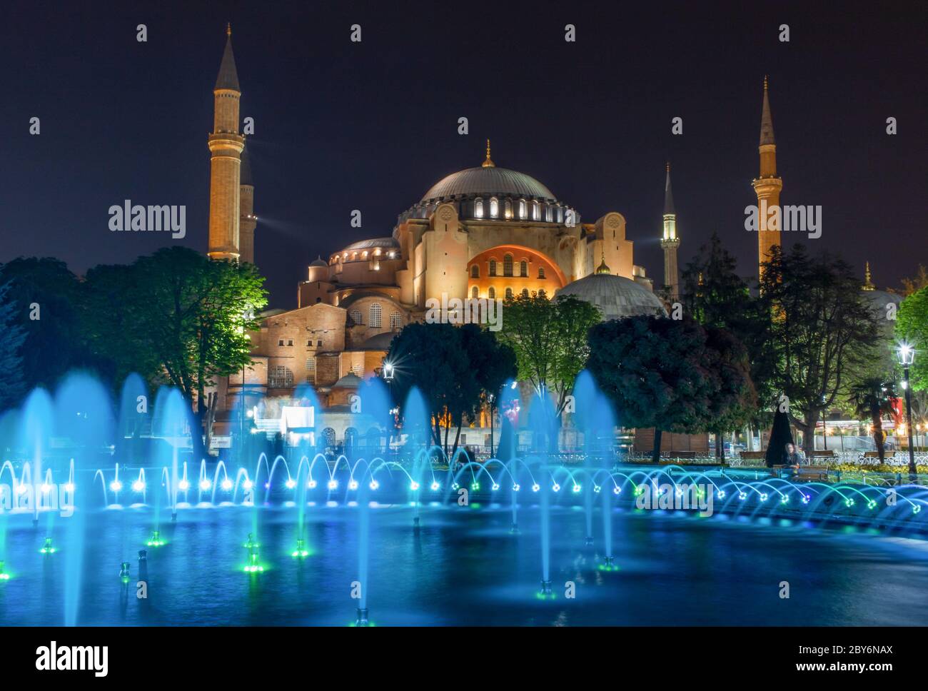 Istanbul, Türkei - die ehemalige griechisch-orthodoxe christliche Kathedrale, die in eine Moschee umgewandelt wurde und heute in ein Museum umgewandelt wurde, ist ein Hauptdenkmal Stockfoto